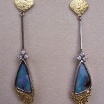 orecchini in oro bicolore, opali e diamanti